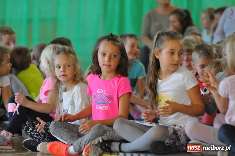 Zdjęcie w galerii na portalu naszraciborz.pl: Ministrowie edukacji oraz sprawiedliwości w Kuźni Raciborskiej. Razem z aktorem rozdawali kamizelki odblaskowe FOTO i WIDEO wiadomości z regionu