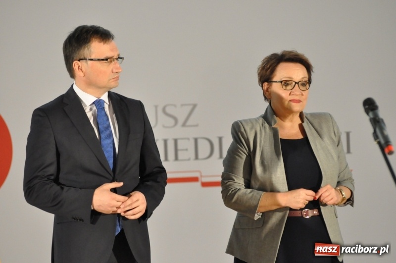 Zdjęcie w galerii na portalu naszraciborz.pl: Ministrowie edukacji oraz sprawiedliwości w Kuźni Raciborskiej. Razem z aktorem rozdawali kamizelki odblaskowe FOTO i WIDEO wiadomości z regionu