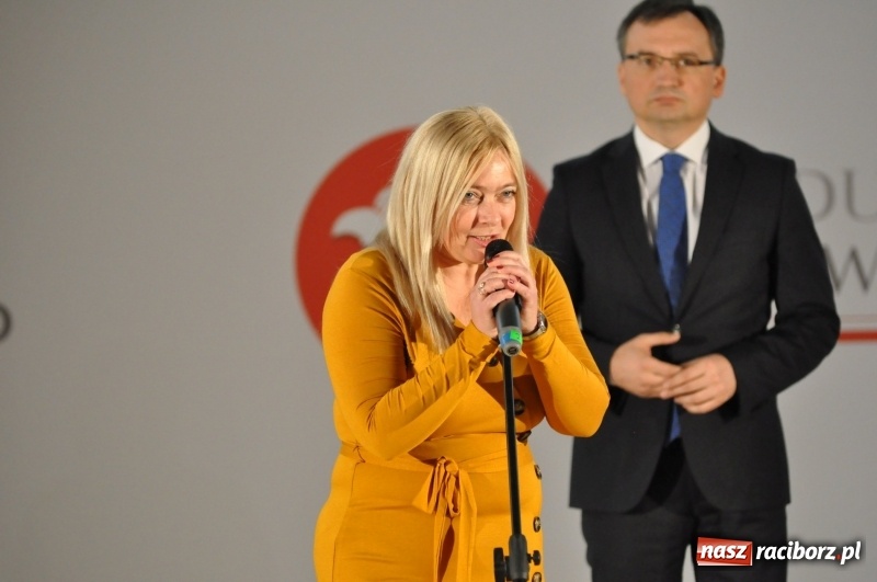 Zdjęcie w galerii na portalu naszraciborz.pl: Ministrowie edukacji oraz sprawiedliwości w Kuźni Raciborskiej. Razem z aktorem rozdawali kamizelki odblaskowe FOTO i WIDEO wiadomości z regionu