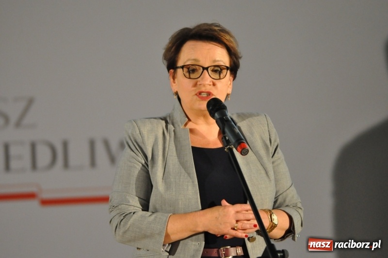 Zdjęcie w galerii na portalu naszraciborz.pl: Ministrowie edukacji oraz sprawiedliwości w Kuźni Raciborskiej. Razem z aktorem rozdawali kamizelki odblaskowe FOTO i WIDEO wiadomości z regionu