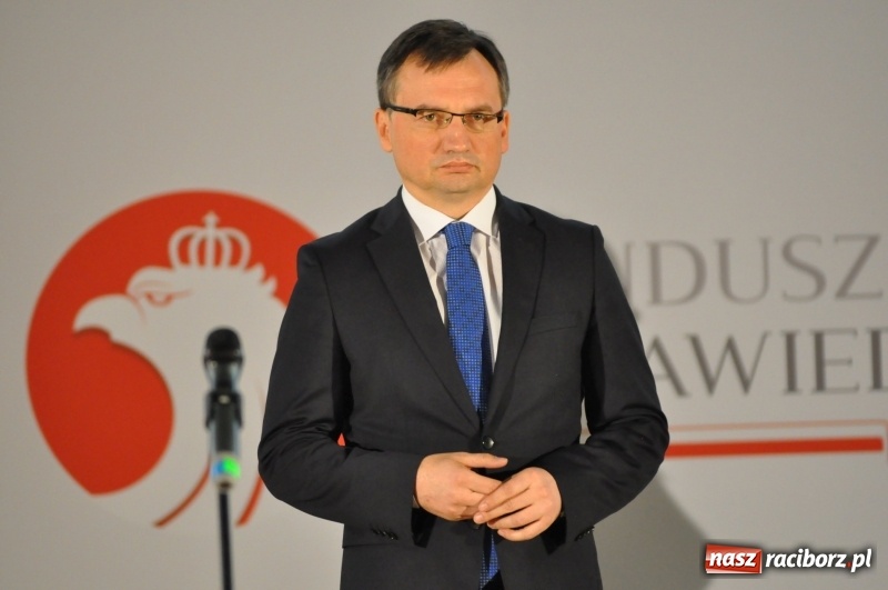 Zdjęcie w galerii na portalu naszraciborz.pl: Ministrowie edukacji oraz sprawiedliwości w Kuźni Raciborskiej. Razem z aktorem rozdawali kamizelki odblaskowe FOTO i WIDEO wiadomości z regionu