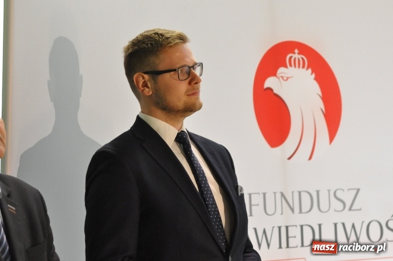 Zdjęcie w galerii na portalu naszraciborz.pl: Ministrowie edukacji oraz sprawiedliwości w Kuźni Raciborskiej. Razem z aktorem rozdawali kamizelki odblaskowe FOTO i WIDEO wiadomości z regionu