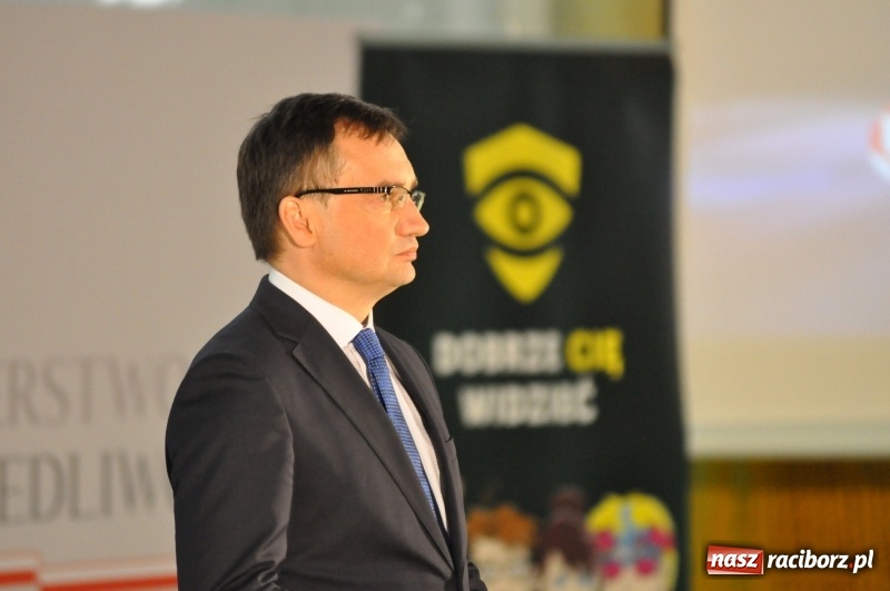 Zdjęcie w galerii na portalu naszraciborz.pl: Ministrowie edukacji oraz sprawiedliwości w Kuźni Raciborskiej. Razem z aktorem rozdawali kamizelki odblaskowe FOTO i WIDEO wiadomości z regionu