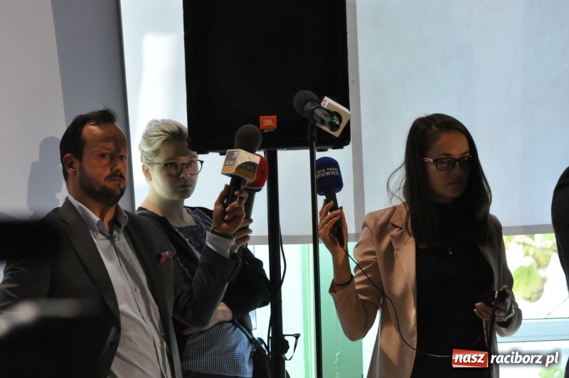 Zdjęcie w galerii na portalu naszraciborz.pl: Ministrowie edukacji oraz sprawiedliwości w Kuźni Raciborskiej. Razem z aktorem rozdawali kamizelki odblaskowe FOTO i WIDEO wiadomości z regionu