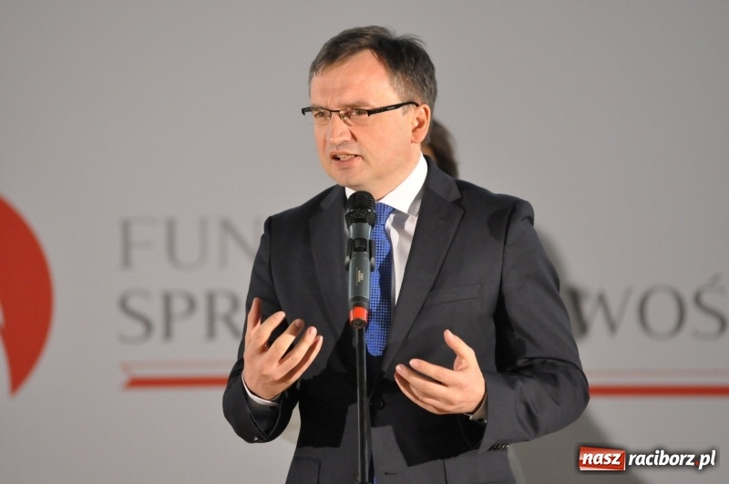 Zdjęcie w galerii na portalu naszraciborz.pl: Ministrowie edukacji oraz sprawiedliwości w Kuźni Raciborskiej. Razem z aktorem rozdawali kamizelki odblaskowe FOTO i WIDEO wiadomości z regionu