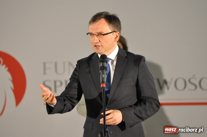 Zdjęcie w galerii na portalu naszraciborz.pl: Ministrowie edukacji oraz sprawiedliwości w Kuźni Raciborskiej. Razem z aktorem rozdawali kamizelki odblaskowe FOTO i WIDEO wiadomości z regionu