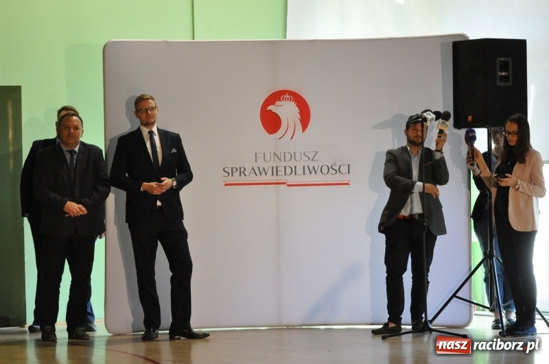 Zdjęcie w galerii na portalu naszraciborz.pl: Ministrowie edukacji oraz sprawiedliwości w Kuźni Raciborskiej. Razem z aktorem rozdawali kamizelki odblaskowe FOTO i WIDEO wiadomości z regionu