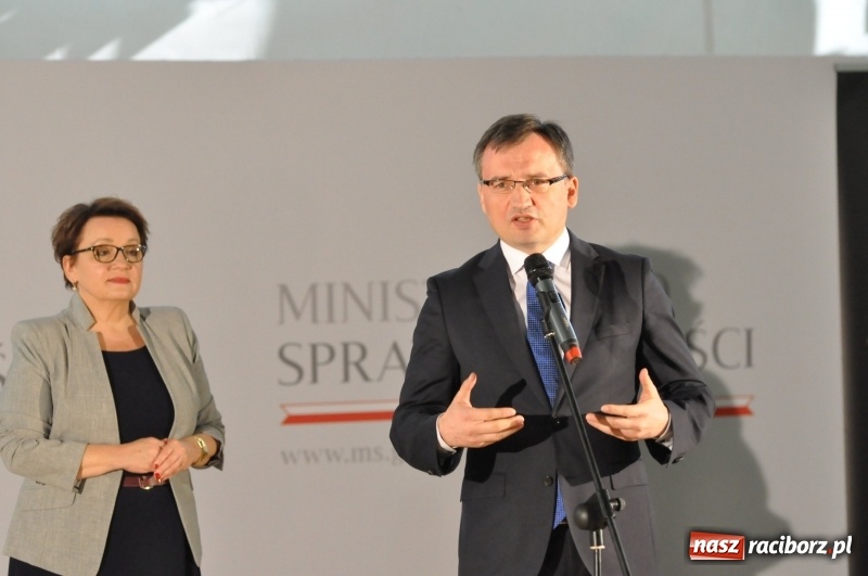 Zdjęcie w galerii na portalu naszraciborz.pl: Ministrowie edukacji oraz sprawiedliwości w Kuźni Raciborskiej. Razem z aktorem rozdawali kamizelki odblaskowe FOTO i WIDEO wiadomości z regionu