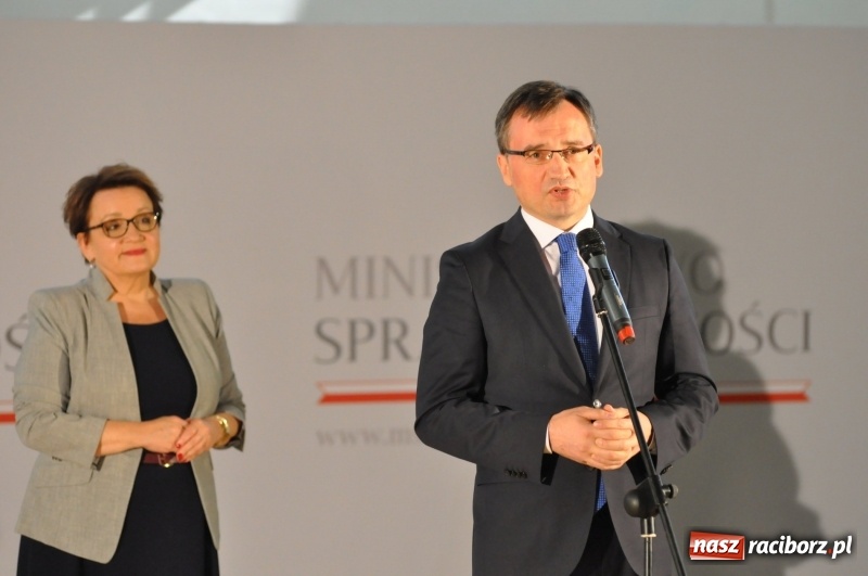 Zdjęcie w galerii na portalu naszraciborz.pl: Ministrowie edukacji oraz sprawiedliwości w Kuźni Raciborskiej. Razem z aktorem rozdawali kamizelki odblaskowe FOTO i WIDEO wiadomości z regionu