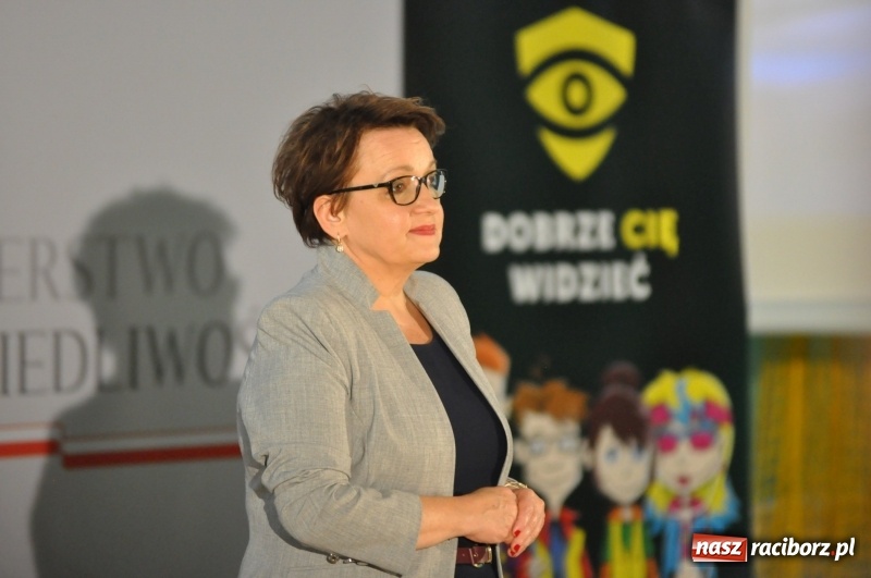 Zdjęcie w galerii na portalu naszraciborz.pl: Ministrowie edukacji oraz sprawiedliwości w Kuźni Raciborskiej. Razem z aktorem rozdawali kamizelki odblaskowe FOTO i WIDEO wiadomości z regionu