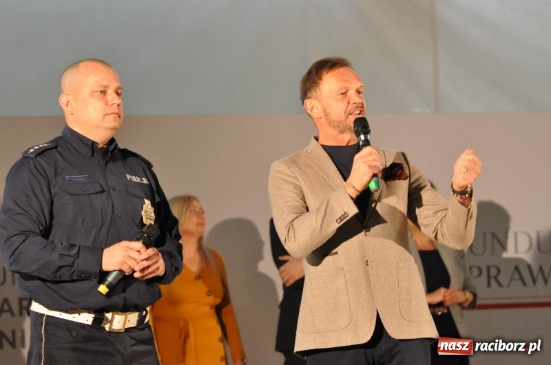 Zdjęcie w galerii na portalu naszraciborz.pl: Ministrowie edukacji oraz sprawiedliwości w Kuźni Raciborskiej. Razem z aktorem rozdawali kamizelki odblaskowe FOTO i WIDEO wiadomości z regionu