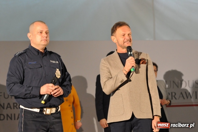 Zdjęcie w galerii na portalu naszraciborz.pl: Ministrowie edukacji oraz sprawiedliwości w Kuźni Raciborskiej. Razem z aktorem rozdawali kamizelki odblaskowe FOTO i WIDEO wiadomości z regionu