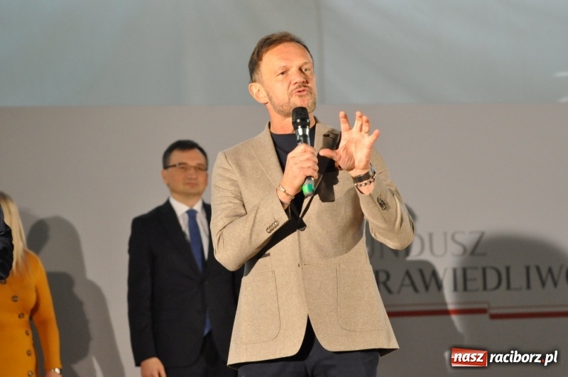 Zdjęcie w galerii na portalu naszraciborz.pl: Ministrowie edukacji oraz sprawiedliwości w Kuźni Raciborskiej. Razem z aktorem rozdawali kamizelki odblaskowe FOTO i WIDEO wiadomości z regionu