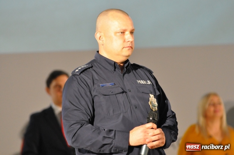 Zdjęcie w galerii na portalu naszraciborz.pl: Ministrowie edukacji oraz sprawiedliwości w Kuźni Raciborskiej. Razem z aktorem rozdawali kamizelki odblaskowe FOTO i WIDEO wiadomości z regionu