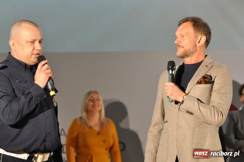 Zdjęcie w galerii na portalu naszraciborz.pl: Ministrowie edukacji oraz sprawiedliwości w Kuźni Raciborskiej. Razem z aktorem rozdawali kamizelki odblaskowe FOTO i WIDEO wiadomości z regionu