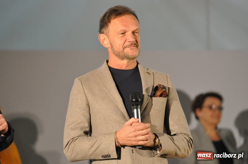 Zdjęcie w galerii na portalu naszraciborz.pl: Ministrowie edukacji oraz sprawiedliwości w Kuźni Raciborskiej. Razem z aktorem rozdawali kamizelki odblaskowe FOTO i WIDEO wiadomości z regionu