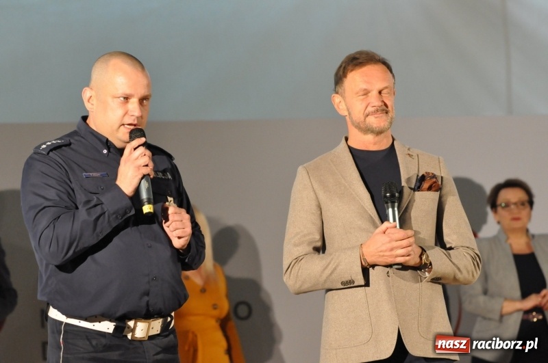 Zdjęcie w galerii na portalu naszraciborz.pl: Ministrowie edukacji oraz sprawiedliwości w Kuźni Raciborskiej. Razem z aktorem rozdawali kamizelki odblaskowe FOTO i WIDEO wiadomości z regionu