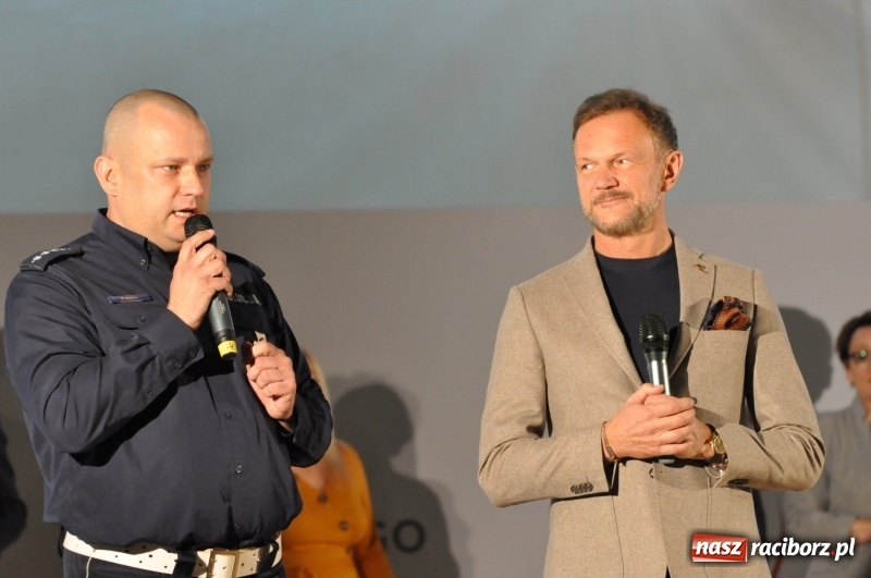 Zdjęcie w galerii na portalu naszraciborz.pl: Ministrowie edukacji oraz sprawiedliwości w Kuźni Raciborskiej. Razem z aktorem rozdawali kamizelki odblaskowe FOTO i WIDEO wiadomości z regionu