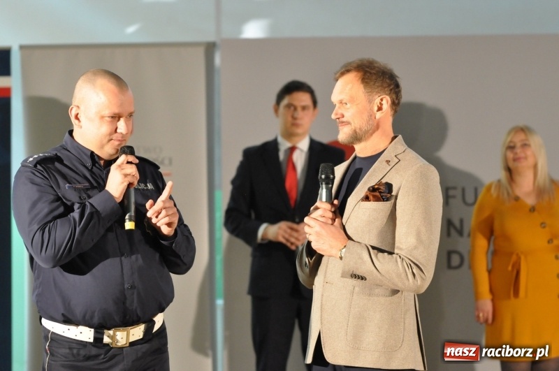 Zdjęcie w galerii na portalu naszraciborz.pl: Ministrowie edukacji oraz sprawiedliwości w Kuźni Raciborskiej. Razem z aktorem rozdawali kamizelki odblaskowe FOTO i WIDEO wiadomości z regionu