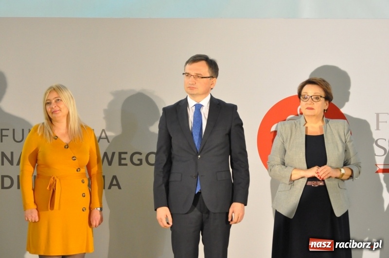 Zdjęcie w galerii na portalu naszraciborz.pl: Ministrowie edukacji oraz sprawiedliwości w Kuźni Raciborskiej. Razem z aktorem rozdawali kamizelki odblaskowe FOTO i WIDEO wiadomości z regionu