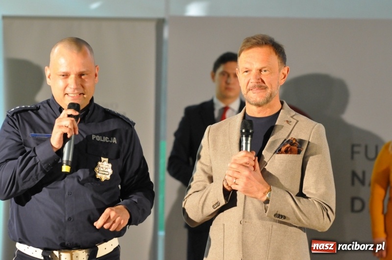 Zdjęcie w galerii na portalu naszraciborz.pl: Ministrowie edukacji oraz sprawiedliwości w Kuźni Raciborskiej. Razem z aktorem rozdawali kamizelki odblaskowe FOTO i WIDEO wiadomości z regionu