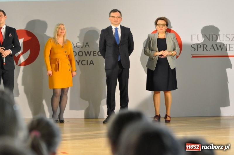 Zdjęcie w galerii na portalu naszraciborz.pl: Ministrowie edukacji oraz sprawiedliwości w Kuźni Raciborskiej. Razem z aktorem rozdawali kamizelki odblaskowe FOTO i WIDEO wiadomości z regionu