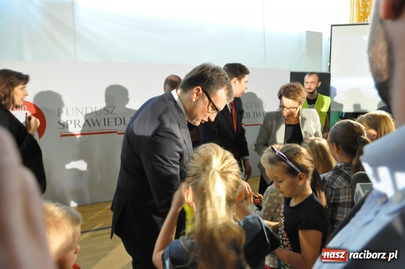 Zdjęcie w galerii na portalu naszraciborz.pl: Ministrowie edukacji oraz sprawiedliwości w Kuźni Raciborskiej. Razem z aktorem rozdawali kamizelki odblaskowe FOTO i WIDEO wiadomości z regionu
