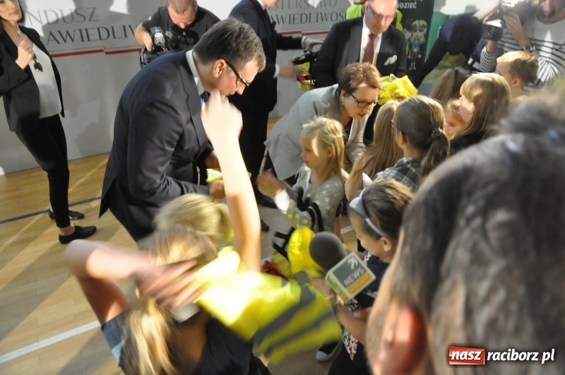 Zdjęcie w galerii na portalu naszraciborz.pl: Ministrowie edukacji oraz sprawiedliwości w Kuźni Raciborskiej. Razem z aktorem rozdawali kamizelki odblaskowe FOTO i WIDEO wiadomości z regionu