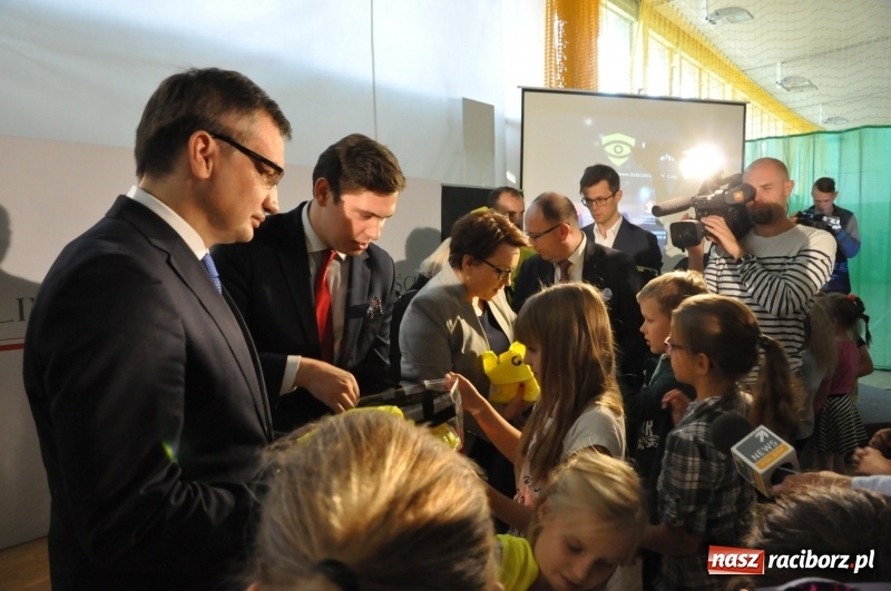 Zdjęcie w galerii na portalu naszraciborz.pl: Ministrowie edukacji oraz sprawiedliwości w Kuźni Raciborskiej. Razem z aktorem rozdawali kamizelki odblaskowe FOTO i WIDEO wiadomości z regionu