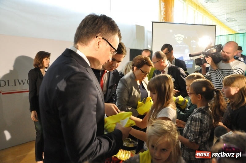 Zdjęcie w galerii na portalu naszraciborz.pl: Ministrowie edukacji oraz sprawiedliwości w Kuźni Raciborskiej. Razem z aktorem rozdawali kamizelki odblaskowe FOTO i WIDEO wiadomości z regionu