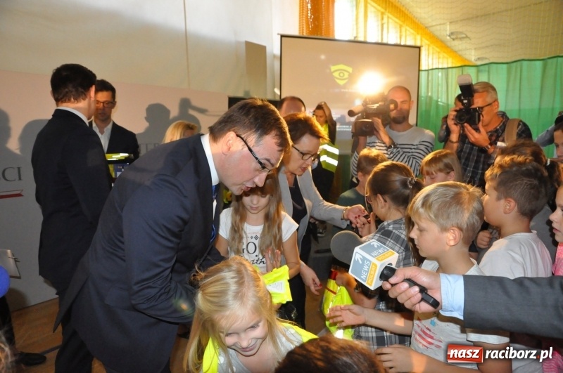 Zdjęcie w galerii na portalu naszraciborz.pl: Ministrowie edukacji oraz sprawiedliwości w Kuźni Raciborskiej. Razem z aktorem rozdawali kamizelki odblaskowe FOTO i WIDEO wiadomości z regionu