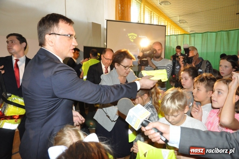 Zdjęcie w galerii na portalu naszraciborz.pl: Ministrowie edukacji oraz sprawiedliwości w Kuźni Raciborskiej. Razem z aktorem rozdawali kamizelki odblaskowe FOTO i WIDEO wiadomości z regionu
