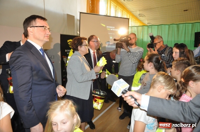 Zdjęcie w galerii na portalu naszraciborz.pl: Ministrowie edukacji oraz sprawiedliwości w Kuźni Raciborskiej. Razem z aktorem rozdawali kamizelki odblaskowe FOTO i WIDEO wiadomości z regionu