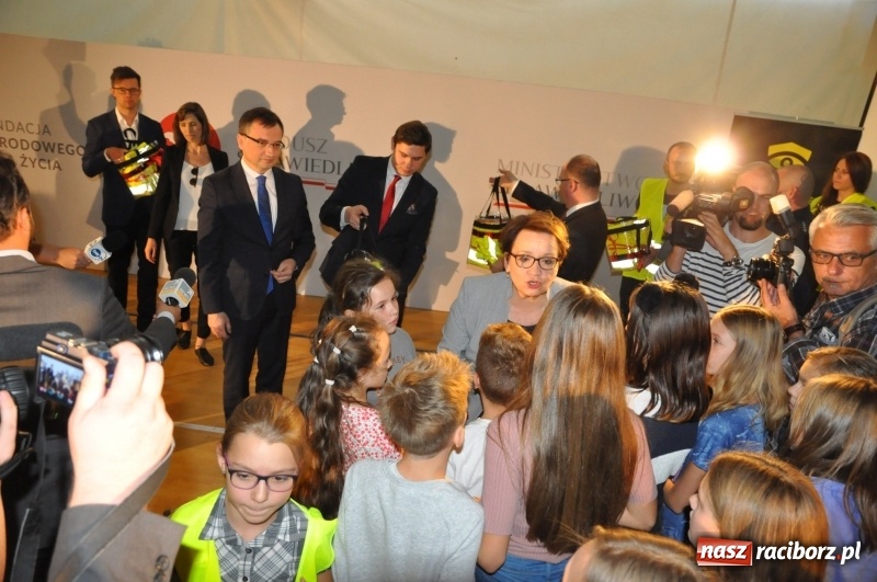 Zdjęcie w galerii na portalu naszraciborz.pl: Ministrowie edukacji oraz sprawiedliwości w Kuźni Raciborskiej. Razem z aktorem rozdawali kamizelki odblaskowe FOTO i WIDEO wiadomości z regionu