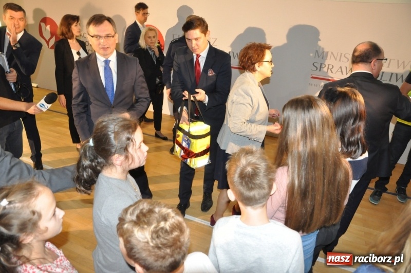 Zdjęcie w galerii na portalu naszraciborz.pl: Ministrowie edukacji oraz sprawiedliwości w Kuźni Raciborskiej. Razem z aktorem rozdawali kamizelki odblaskowe FOTO i WIDEO wiadomości z regionu