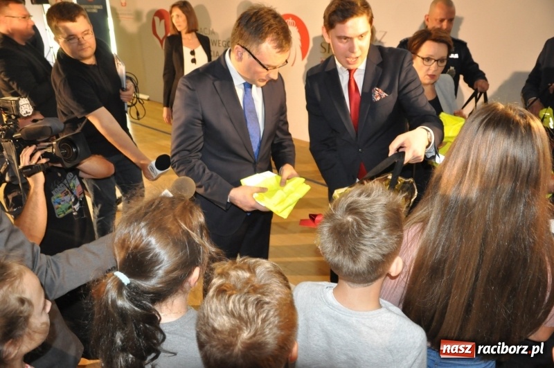 Zdjęcie w galerii na portalu naszraciborz.pl: Ministrowie edukacji oraz sprawiedliwości w Kuźni Raciborskiej. Razem z aktorem rozdawali kamizelki odblaskowe FOTO i WIDEO wiadomości z regionu