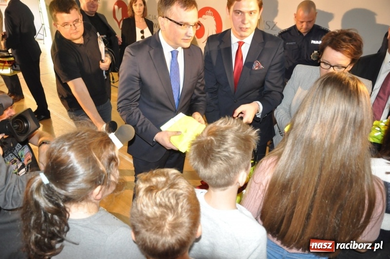 Zdjęcie w galerii na portalu naszraciborz.pl: Ministrowie edukacji oraz sprawiedliwości w Kuźni Raciborskiej. Razem z aktorem rozdawali kamizelki odblaskowe FOTO i WIDEO wiadomości z regionu