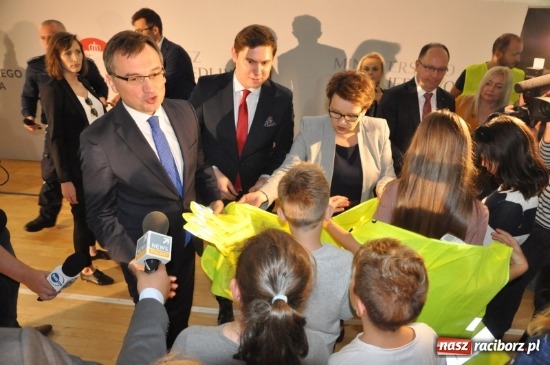 Zdjęcie w galerii na portalu naszraciborz.pl: Ministrowie edukacji oraz sprawiedliwości w Kuźni Raciborskiej. Razem z aktorem rozdawali kamizelki odblaskowe FOTO i WIDEO wiadomości z regionu