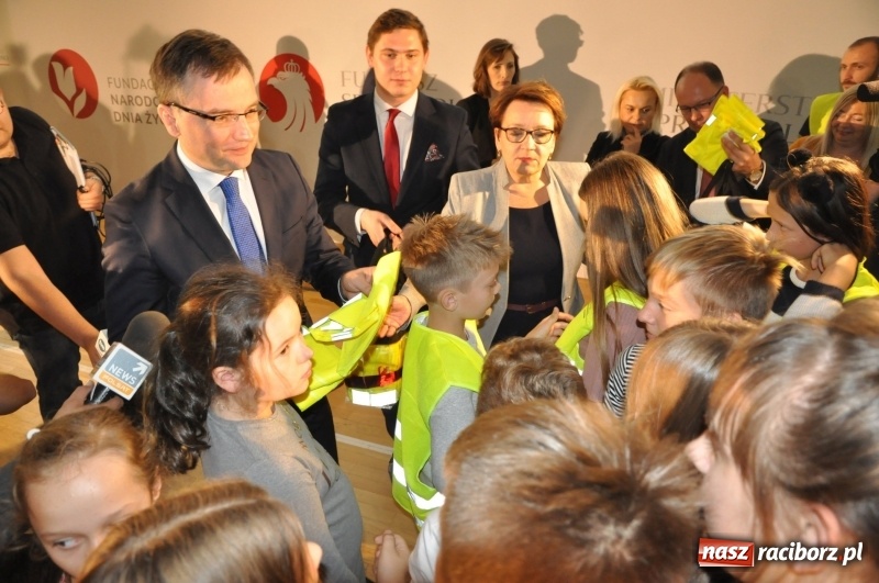 Zdjęcie w galerii na portalu naszraciborz.pl: Ministrowie edukacji oraz sprawiedliwości w Kuźni Raciborskiej. Razem z aktorem rozdawali kamizelki odblaskowe FOTO i WIDEO wiadomości z regionu
