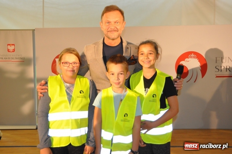 Zdjęcie w galerii na portalu naszraciborz.pl: Ministrowie edukacji oraz sprawiedliwości w Kuźni Raciborskiej. Razem z aktorem rozdawali kamizelki odblaskowe FOTO i WIDEO wiadomości z regionu