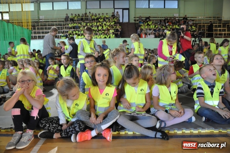 Zdjęcie w galerii na portalu naszraciborz.pl: Ministrowie edukacji oraz sprawiedliwości w Kuźni Raciborskiej. Razem z aktorem rozdawali kamizelki odblaskowe FOTO i WIDEO wiadomości z regionu