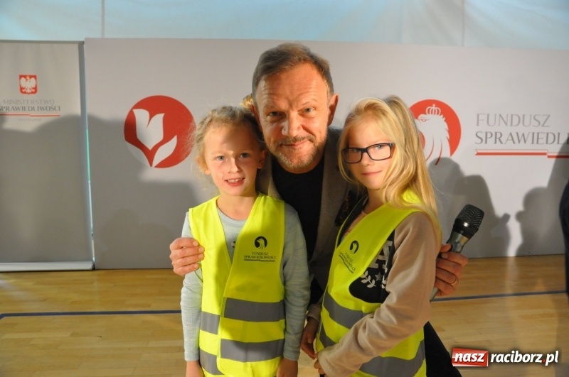 Zdjęcie w galerii na portalu naszraciborz.pl: Ministrowie edukacji oraz sprawiedliwości w Kuźni Raciborskiej. Razem z aktorem rozdawali kamizelki odblaskowe FOTO i WIDEO wiadomości z regionu