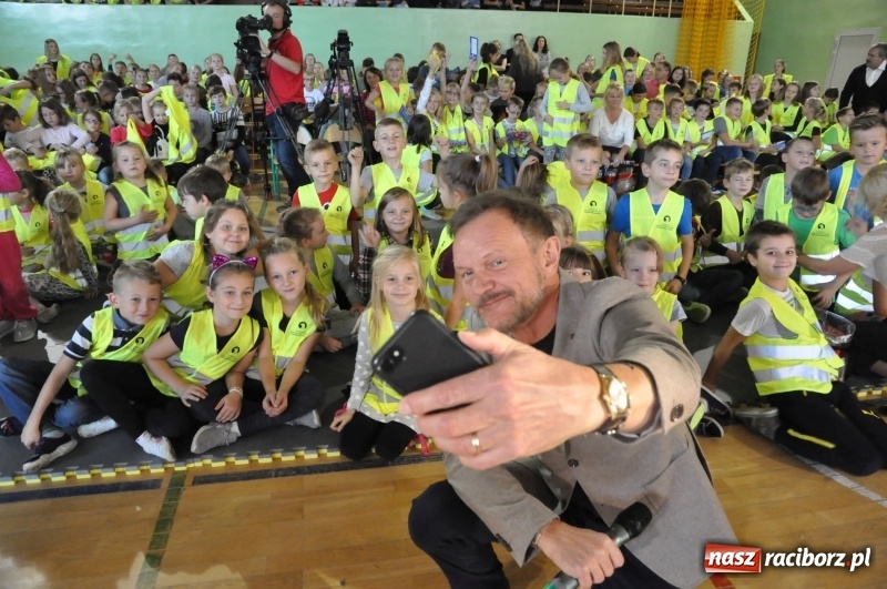 Zdjęcie w galerii na portalu naszraciborz.pl: Ministrowie edukacji oraz sprawiedliwości w Kuźni Raciborskiej. Razem z aktorem rozdawali kamizelki odblaskowe FOTO i WIDEO wiadomości z regionu