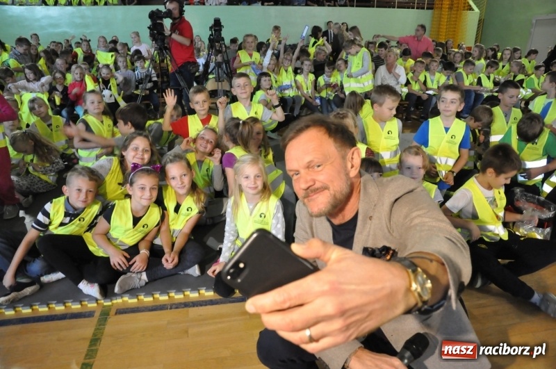 Zdjęcie w galerii na portalu naszraciborz.pl: Ministrowie edukacji oraz sprawiedliwości w Kuźni Raciborskiej. Razem z aktorem rozdawali kamizelki odblaskowe FOTO i WIDEO wiadomości z regionu