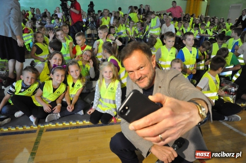 Zdjęcie w galerii na portalu naszraciborz.pl: Ministrowie edukacji oraz sprawiedliwości w Kuźni Raciborskiej. Razem z aktorem rozdawali kamizelki odblaskowe FOTO i WIDEO wiadomości z regionu