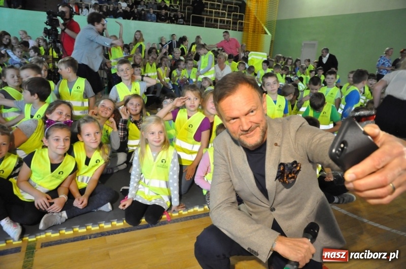 Zdjęcie w galerii na portalu naszraciborz.pl: Ministrowie edukacji oraz sprawiedliwości w Kuźni Raciborskiej. Razem z aktorem rozdawali kamizelki odblaskowe FOTO i WIDEO wiadomości z regionu