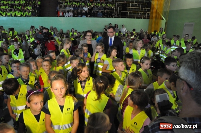 Zdjęcie w galerii na portalu naszraciborz.pl: Ministrowie edukacji oraz sprawiedliwości w Kuźni Raciborskiej. Razem z aktorem rozdawali kamizelki odblaskowe FOTO i WIDEO wiadomości z regionu