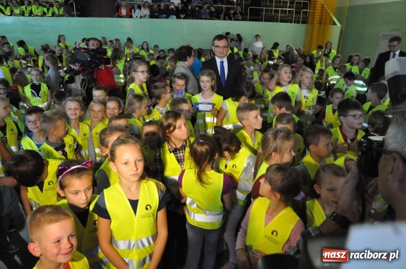 Zdjęcie w galerii na portalu naszraciborz.pl: Ministrowie edukacji oraz sprawiedliwości w Kuźni Raciborskiej. Razem z aktorem rozdawali kamizelki odblaskowe FOTO i WIDEO wiadomości z regionu