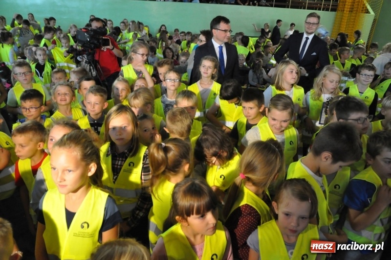 Zdjęcie w galerii na portalu naszraciborz.pl: Ministrowie edukacji oraz sprawiedliwości w Kuźni Raciborskiej. Razem z aktorem rozdawali kamizelki odblaskowe FOTO i WIDEO wiadomości z regionu