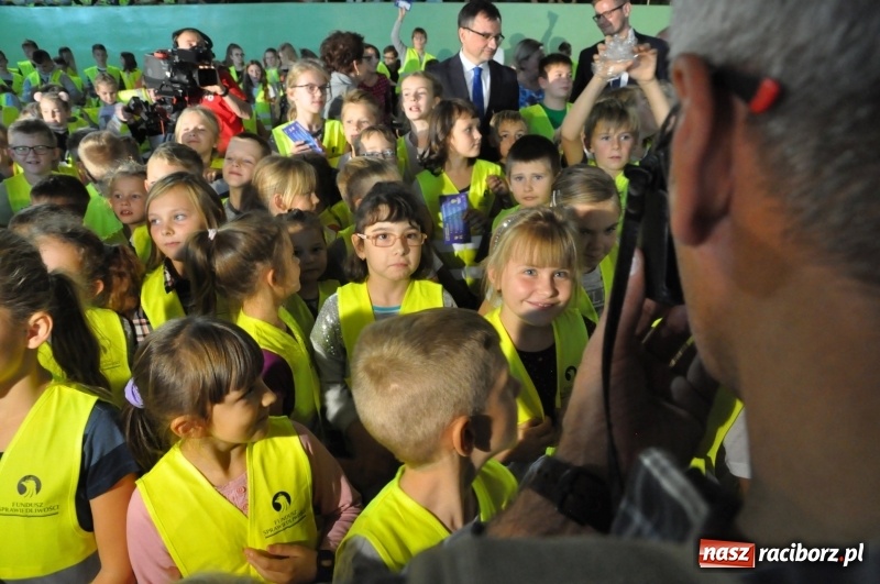 Zdjęcie w galerii na portalu naszraciborz.pl: Ministrowie edukacji oraz sprawiedliwości w Kuźni Raciborskiej. Razem z aktorem rozdawali kamizelki odblaskowe FOTO i WIDEO wiadomości z regionu